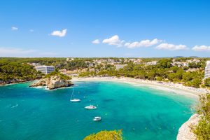 Cala Galdana en la costa sur de Menorca